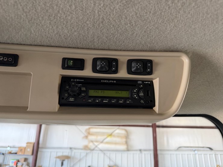 2011-john-deere-8285r-image-85