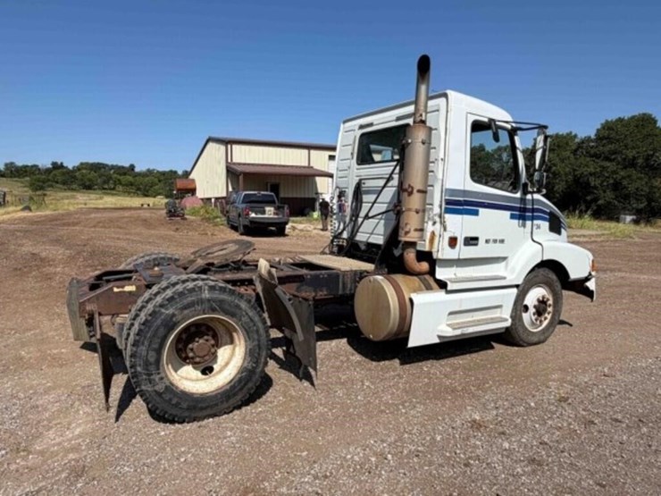 1998-volvo-semi-image-3