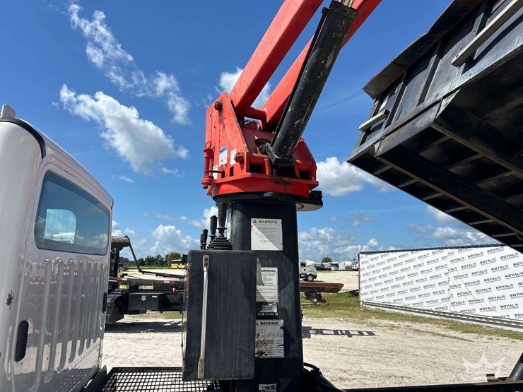 2017-freightliner-m2-106-image-22