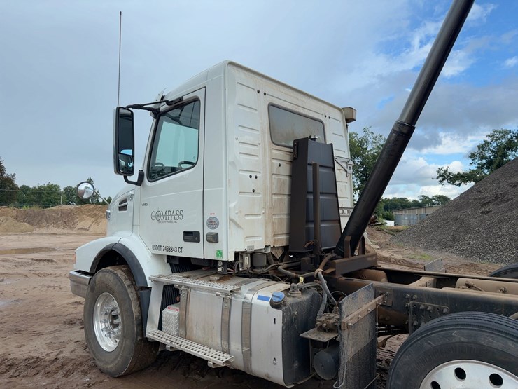 2021-volvo-vhd-tri/a-dump-truck-image-13