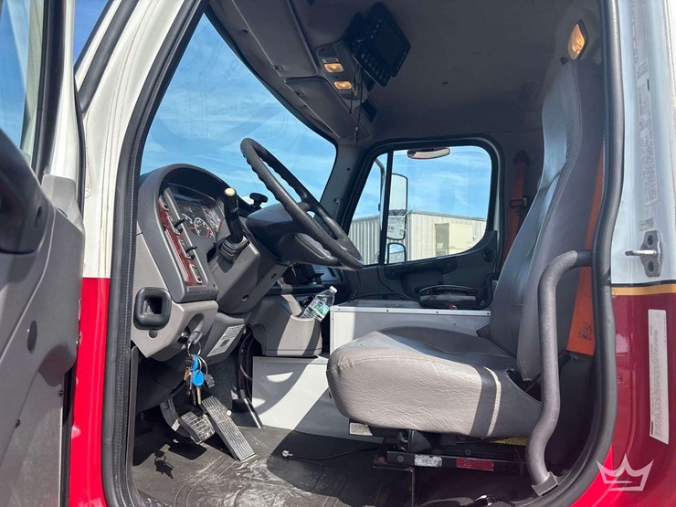 2014-freightliner-m2-106-image-11