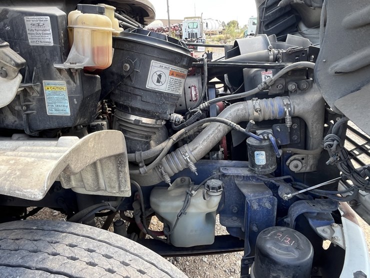 2011-freightliner-m2-106-image-14