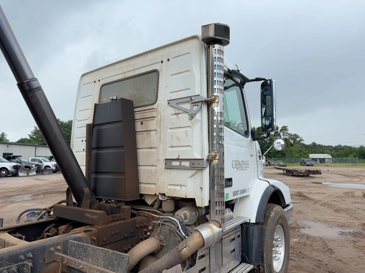 2021-volvo-vhd-tri/a-dump-truck-image-19