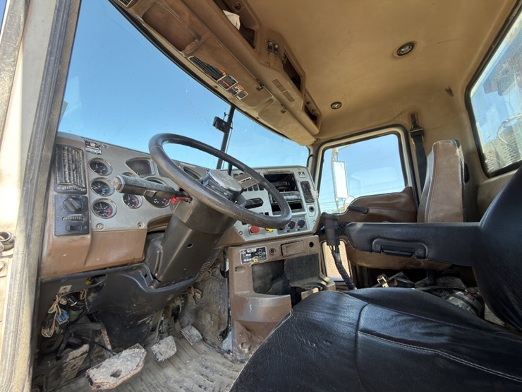 2012-mack-granite-gu713-image-10