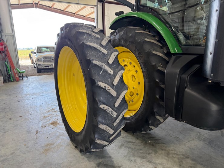 2011-john-deere-8285r-image-12
