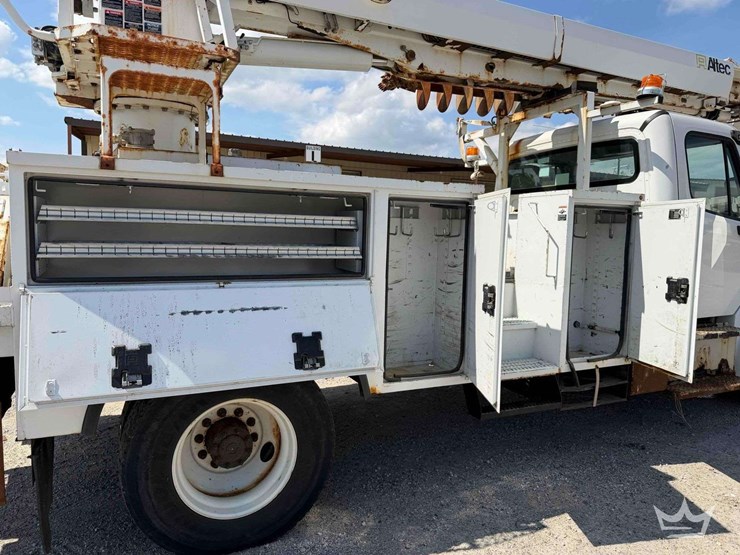 2016-freightliner-m2-106-image-34