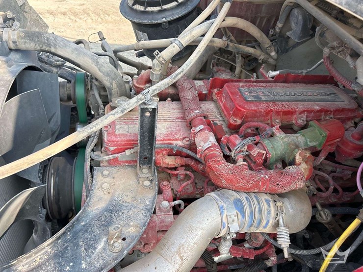 2012-freightliner-m2-106-image-10