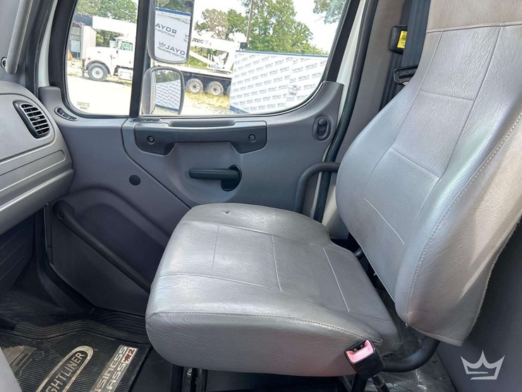 2014-freightliner-m2-106-image-21