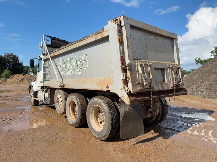 2020-volvo-vhd-tri/a-dump-truck-image-3