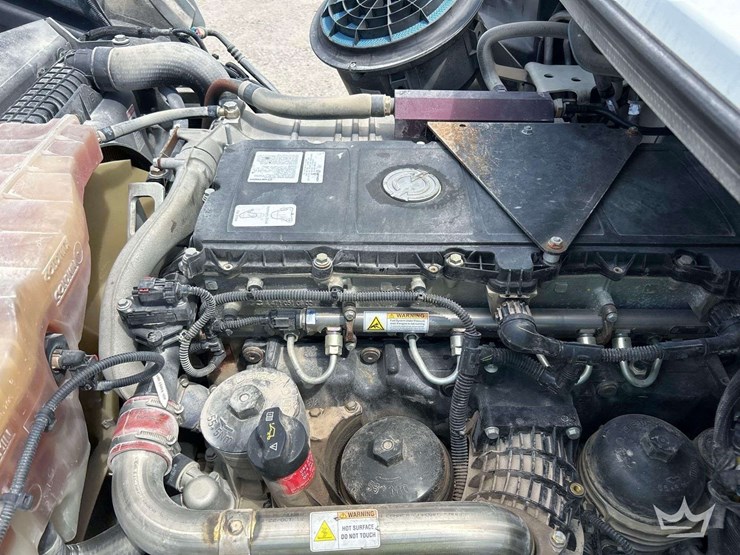 2014-freightliner-m2-106-image-8