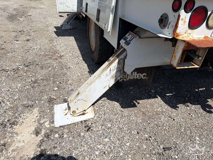 2014-freightliner-m2-106-image-26
