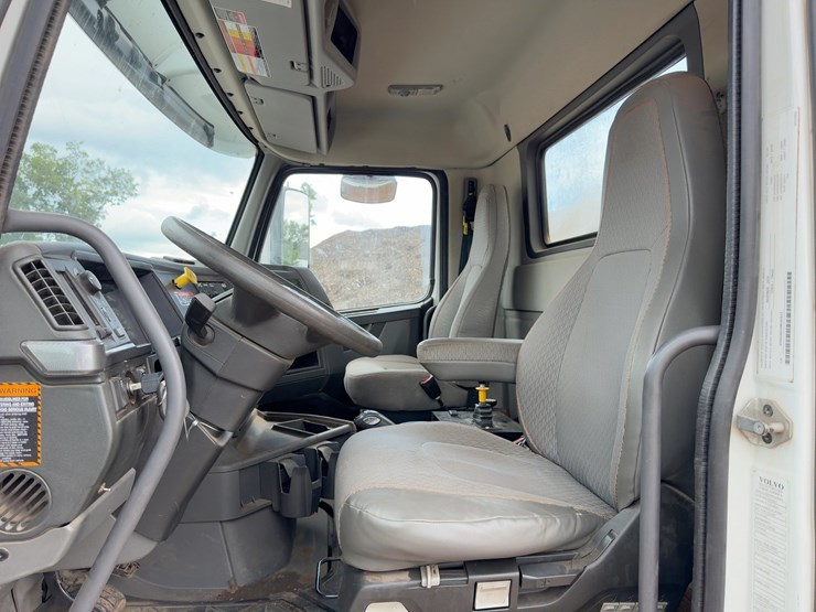 2021-volvo-vhd-tri/a-dump-truck-image-29