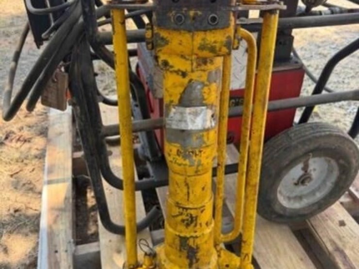 atlas-copco-hydraulic-post-driver-image-1