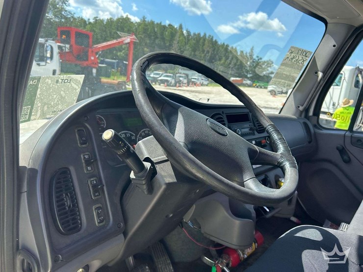 2017-freightliner-m2-106-image-12