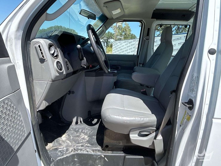 2014-ford-e-350-cargo-van-image-12