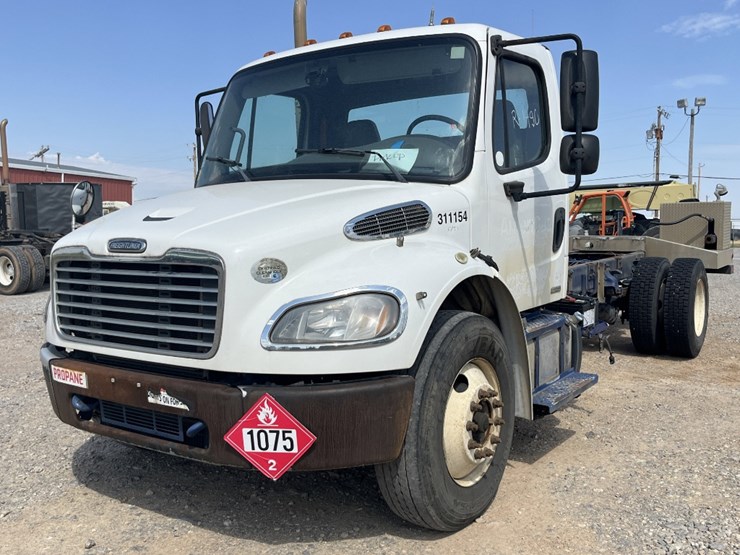 2011-freightliner-m2-106-image-1