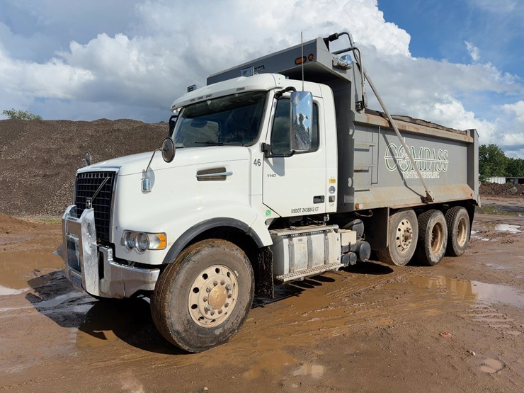 2020-volvo-vhd-tri/a-dump-truck-image-1