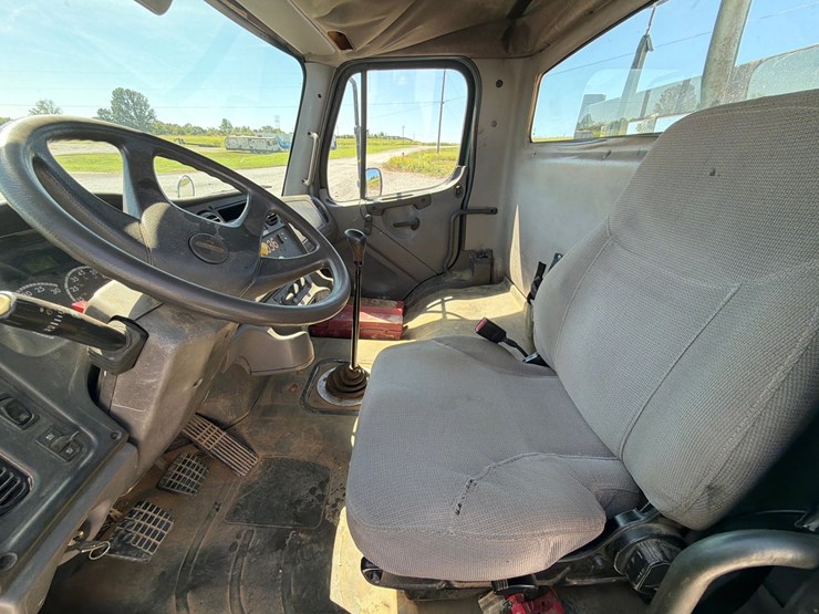 2005-freightliner-m2-106-image-13