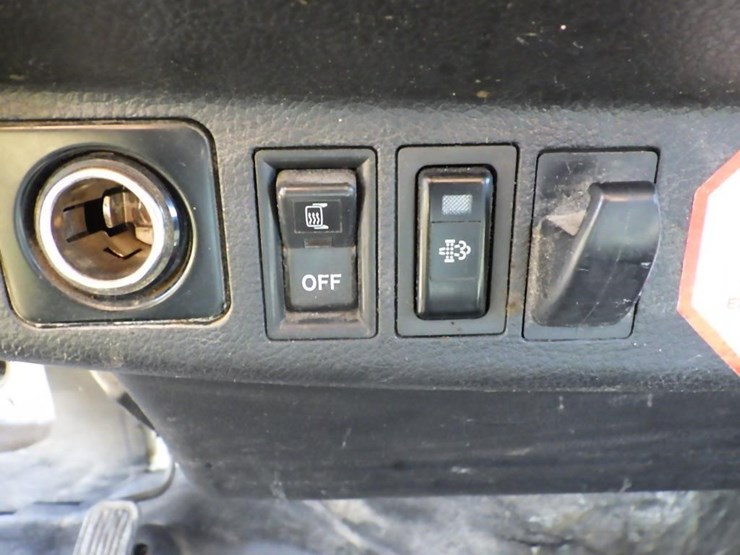 2013-hino-268-image-46