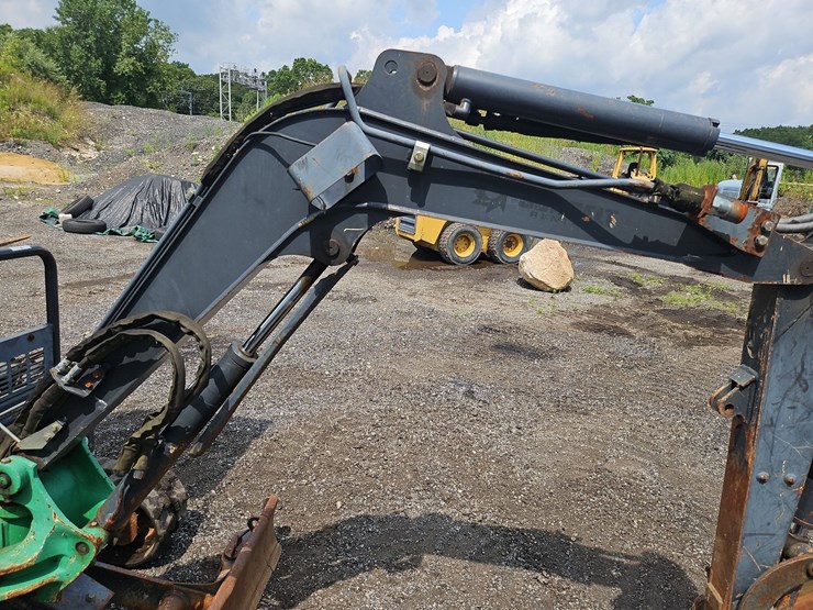 2012-deere-17d-image-12