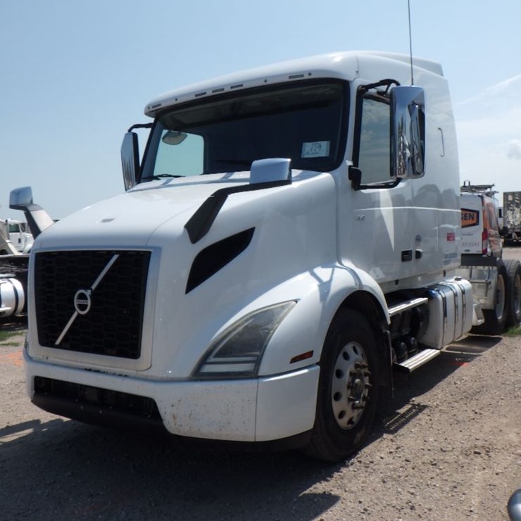 2020 VOLVO VNR640
