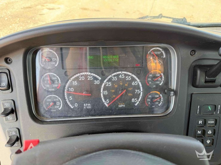 2016-freightliner-m2-106-image-46