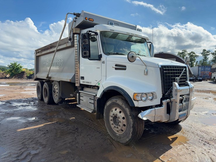 2020-volvo-vhd-tri/a-dump-truck-image-7