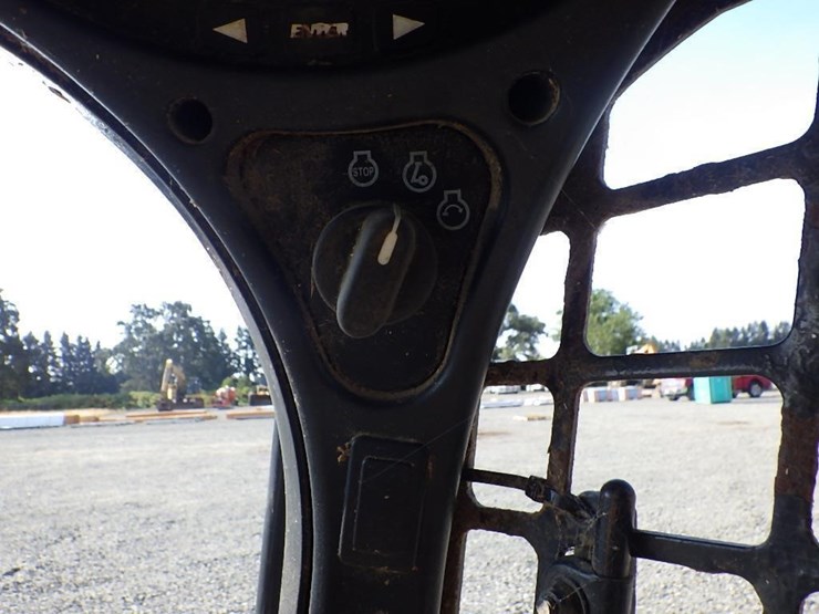 2013-bobcat-s750-image-21