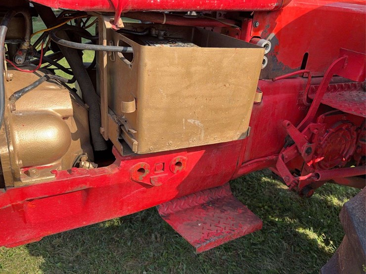 massey-ferguson-444-image-47
