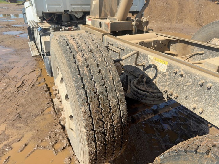 2020-volvo-vhd-tri/a-dump-truck-image-16