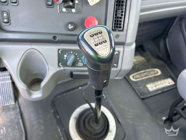 2014-freightliner-m2-106-image-18