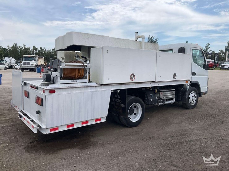 2013-mitsubishi-fuso-fec72s-image-3