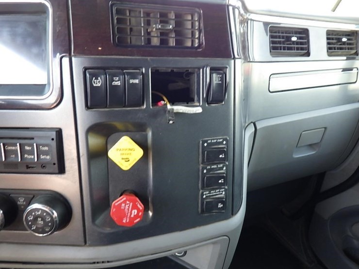 2015-peterbilt-375-image-31