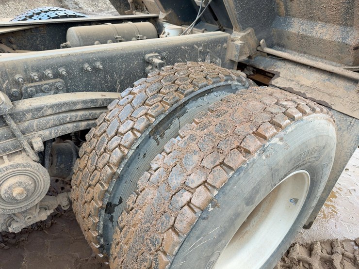 2021-volvo-vhd-tri/a-dump-truck-image-17