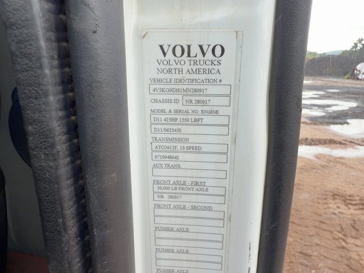2021-volvo-vhd-tri/a-dump-truck-image-37