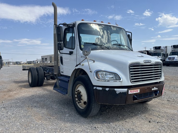 2011-freightliner-m2-106-image-3