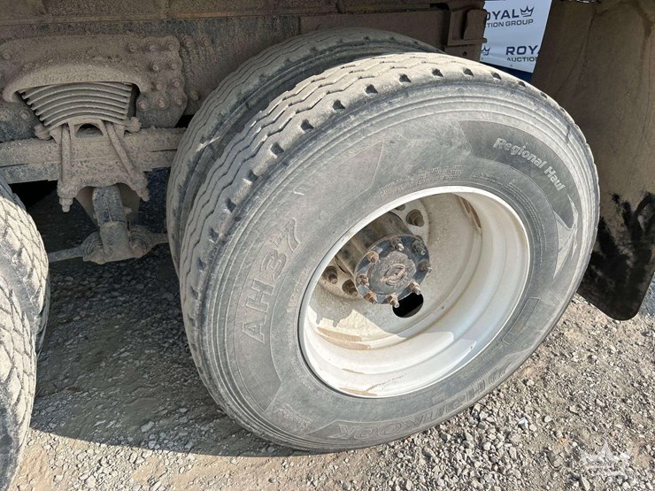 2012-freightliner-m2-106-image-30