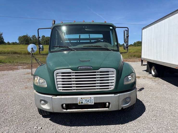 2005-freightliner-m2-106-image-2