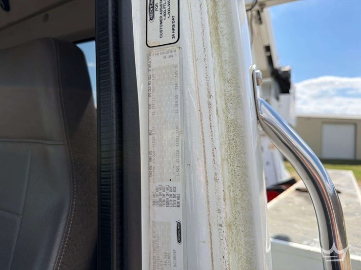2014-freightliner-m2-106-image-6