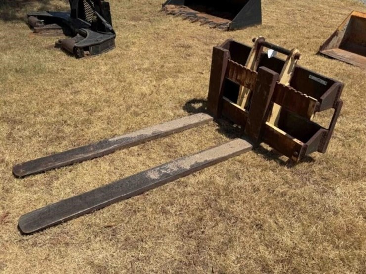 heavy-duty-skid-steer-pallet-forks-image-1