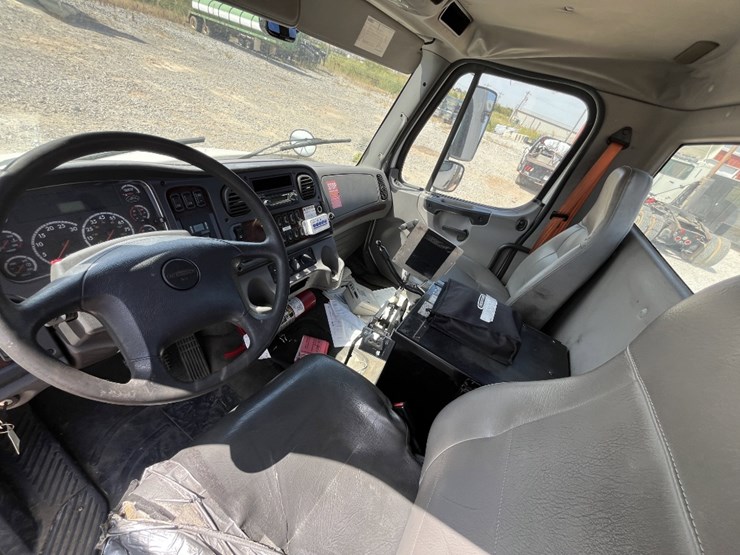 2011-freightliner-m2-106-image-16