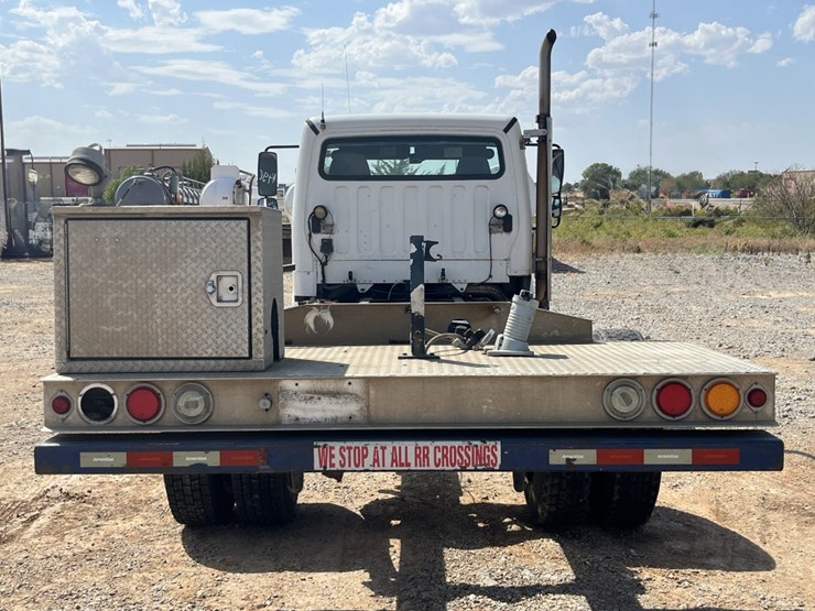 2011-freightliner-m2-106-image-6