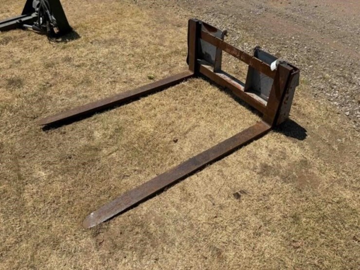 skid-steer-pallet-forks-image-1