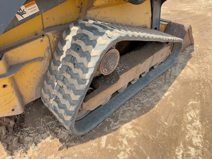2013-deere-329e-image-13