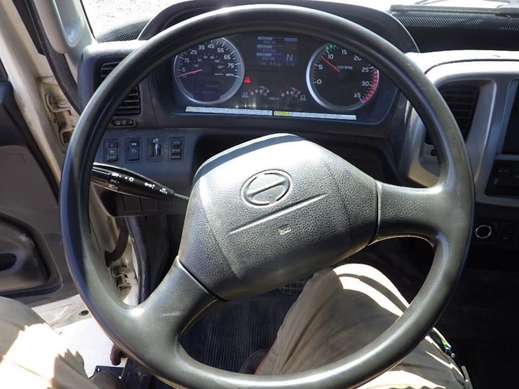 2013-hino-268-image-49