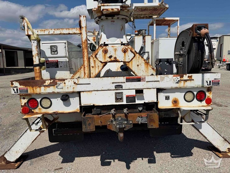 2016-freightliner-m2-106-image-22