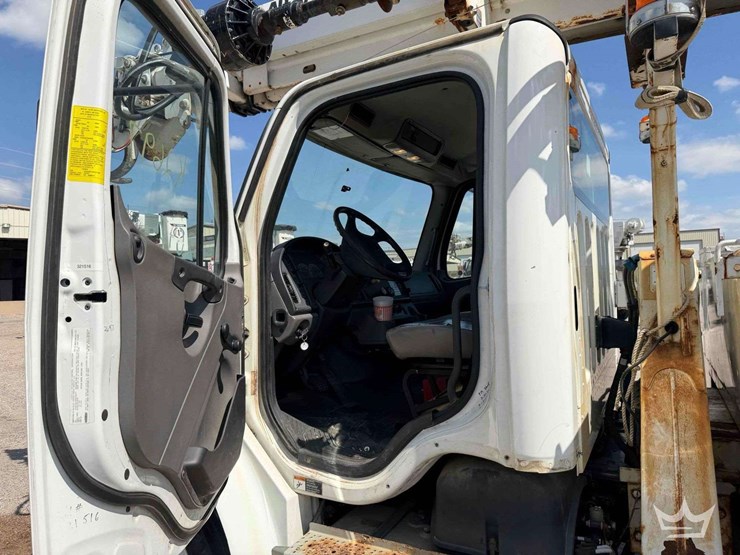 2016-freightliner-m2-106-image-39