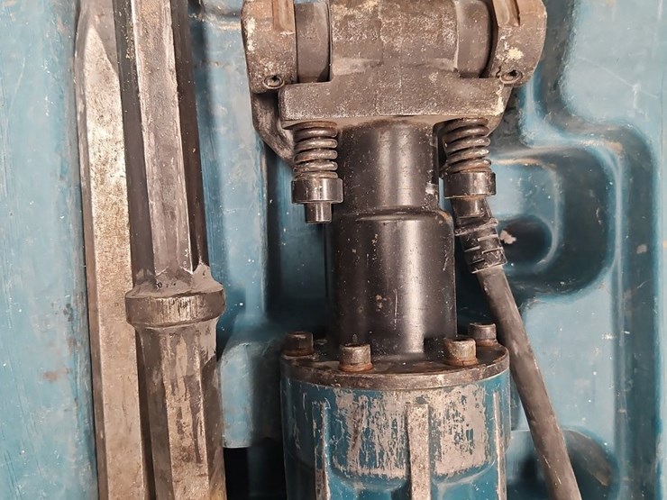makita-hm1317cb-electric-demolition-hammer-image-4
