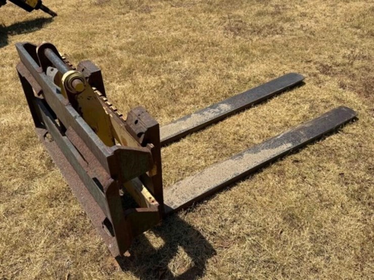 heavy-duty-skid-steer-pallet-forks-image-3