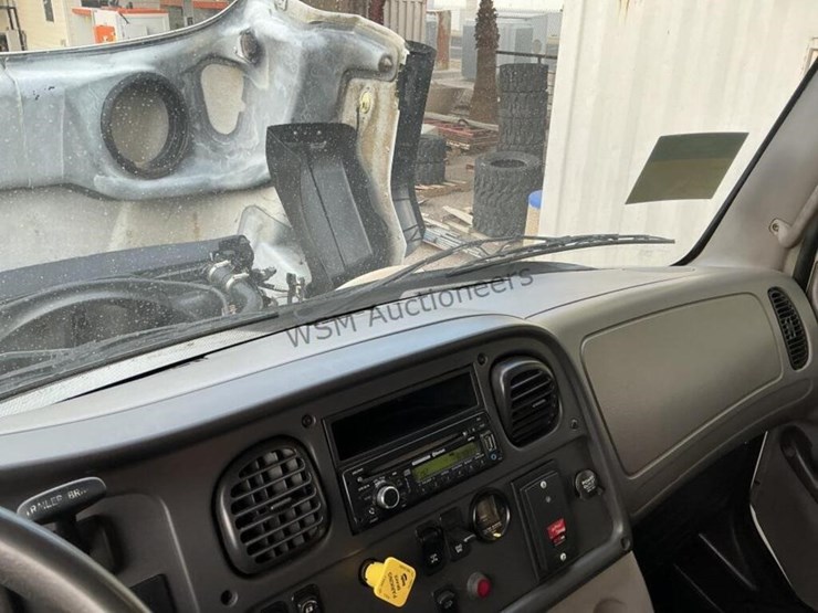 2016-freightliner-114sd-image-23